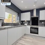 Spacious 4bdr House By Homebird Management Short Lets & Serviced With Private Parking & Garden * 利兹