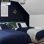 Spacious 4bdr House By Homebird Management Short Lets & Serviced With Private Parking & Garden 度假居 利兹
