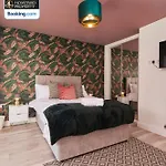 بيت للعطل Spacious 4bdr House By Homebird Management Short Lets & Serviced With Private Parking & Garden ليدز