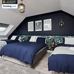 Spacious 4bdr House By Homebird Management Short Lets & Serviced With Private Parking & Garden 度假居