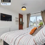 Spacious 4bdr House By Homebird Management Short Lets & Serviced With Private Parking & Garden * 利兹