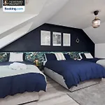 Spacious 4bdr House By Homebird Management Short Lets & Serviced With Private Parking & Garden * 利兹
