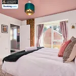 Spacious 4bdr House By Homebird Management Short Lets & Serviced With Private Parking & Garden
