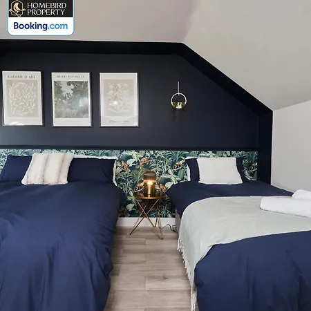 بيت للعطل Spacious 4bdr House By Homebird Management Short Lets & Serviced With Private Parking & Garden ليدز
