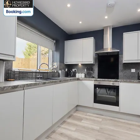 Spacious 4bdr House By Homebird Management Short Lets & Serviced With Private Parking & Garden * ليدز