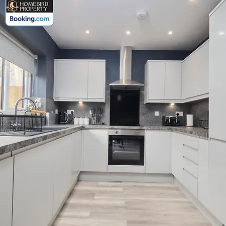 Spacious 4bdr House By Homebird Management Short Lets & Serviced With Private Parking & Garden