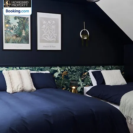 Spacious 4bdr House By Homebird Management Short Lets & Serviced With Private Parking & Garden Будинок відпочинку