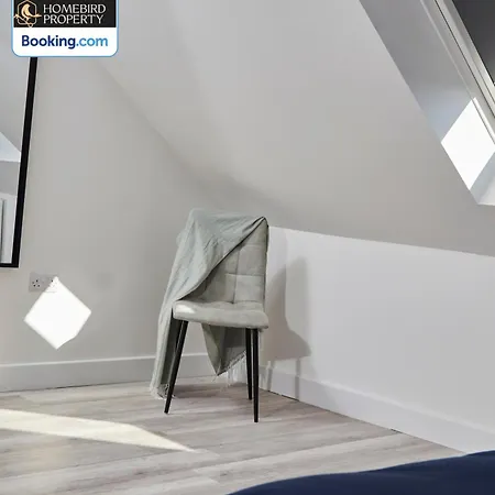 Spacious 4bdr House By Homebird Management Short Lets & Serviced With Private Parking & Garden Будинок відпочинку *