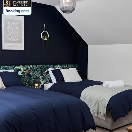 Spacious 4bdr House By Homebird Management Short Lets & Serviced With Private Parking & Garden Prázdninový dům Leeds (West Yorkshire)