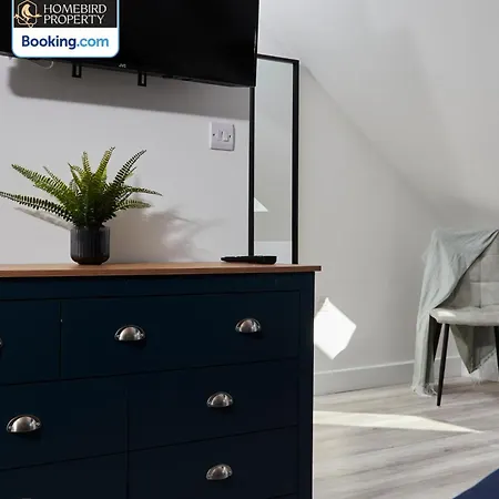 Spacious 4bdr House By Homebird Management Short Lets & Serviced With Private Parking & Garden * Leeds (West Yorkshire)