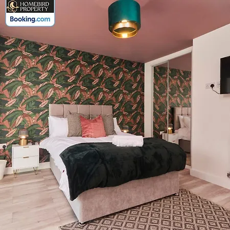 Nyaraló Spacious 4bdr House By Homebird Management Short Lets & Serviced With Private Parking & Garden Leeds