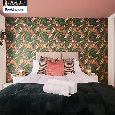 Spacious 4bdr House By Homebird Management Short Lets & Serviced With Private Parking & Garden * Leeds (West Yorkshire)