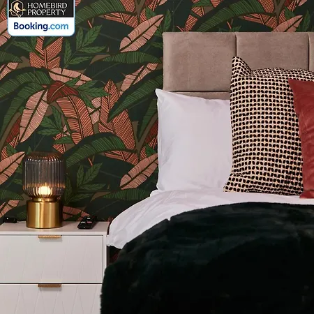 Spacious 4bdr House By Homebird Management Short Lets & Serviced With Private Parking & Garden * Leeds (West Yorkshire)