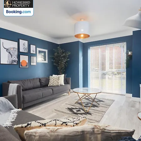 Spacious 4bdr House By Homebird Management Short Lets & Serviced With Private Parking & Garden Будинок відпочинку *