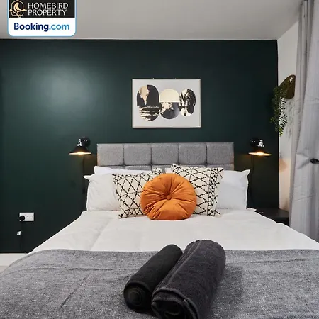 Будинок відпочинку Spacious 4bdr House By Homebird Management Short Lets & Serviced With Private Parking & Garden Лідс