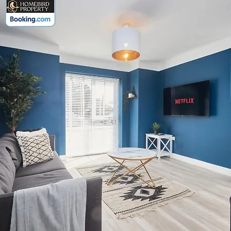 Holiday home Spacious 4bdr House By Homebird Management Short Lets & Serviced With Private Parking & Garden