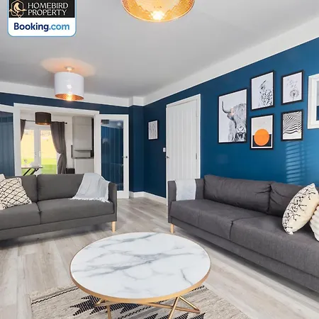 Spacious 4bdr House By Homebird Management Short Lets & Serviced With Private Parking & Garden