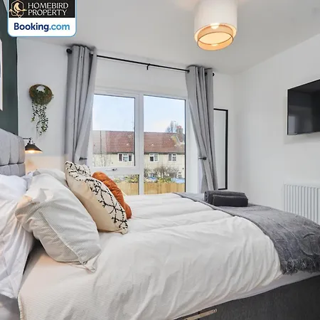 Spacious 4bdr House By Homebird Management Short Lets & Serviced With Private Parking & Garden Будинок відпочинку