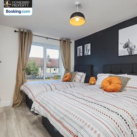 Spacious 4bdr House By Homebird Management Short Lets & Serviced With Private Parking & Garden Leeds (West Yorkshire)