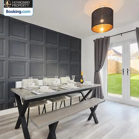 Prázdninový dům Spacious 4bdr House By Homebird Management Short Lets & Serviced With Private Parking & Garden
