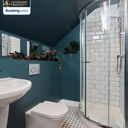 Spacious 4bdr House By Homebird Management Short Lets & Serviced With Private Parking & Garden Лидс