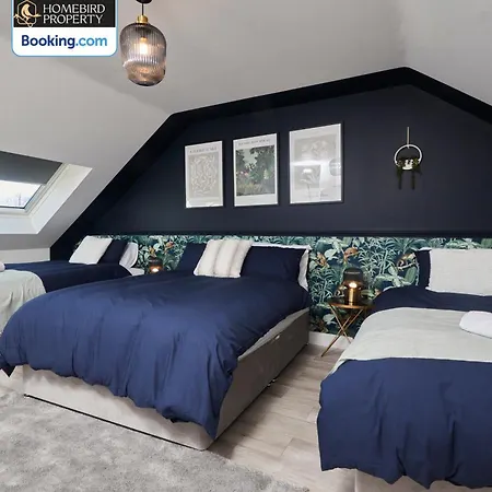 Spacious 4bdr House By Homebird Management Short Lets & Serviced With Private Parking & Garden Holiday home