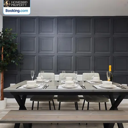 Holiday home Spacious 4bdr House By Homebird Management Short Lets & Serviced With Private Parking & Garden *