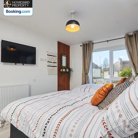 Spacious 4bdr House By Homebird Management Short Lets & Serviced With Private Parking & Garden * Лідс