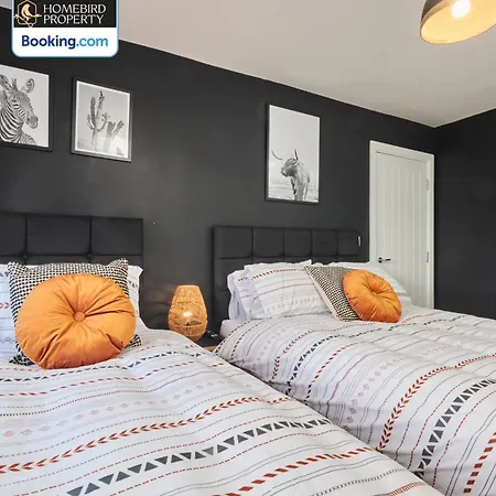 Spacious 4bdr House By Homebird Management Short Lets & Serviced With Private Parking & Garden Будинок відпочинку