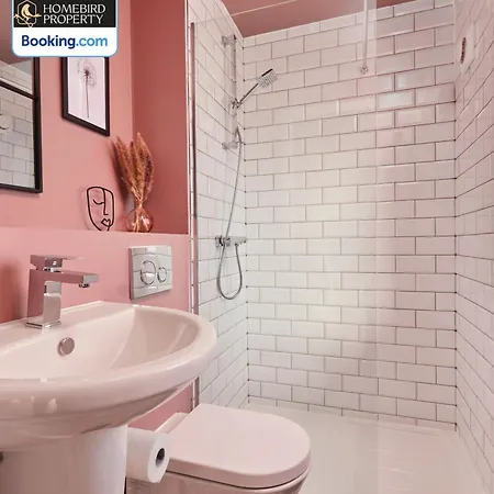 Дом отдыха Spacious 4bdr House By Homebird Management Short Lets & Serviced With Private Parking & Garden *