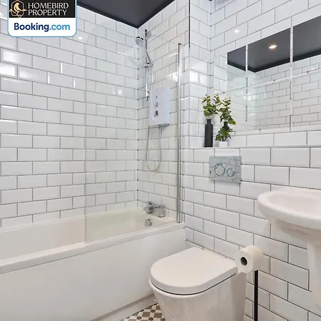 Spacious 4bdr House By Homebird Management Short Lets & Serviced With Private Parking & Garden Будинок відпочинку *