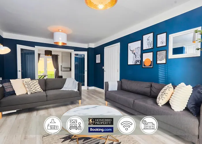 Spacious 4bdr House By Homebird Management Short Lets & Serviced With Private Parking & Garden Будинок відпочинку