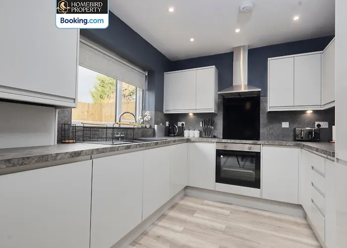 Spacious 4bdr House By Homebird Management Short Lets & Serviced With Private Parking & Garden * Leeds (West Yorkshire)