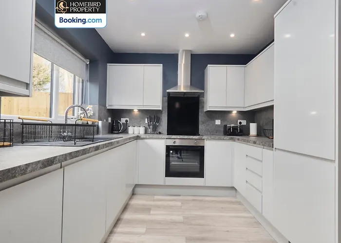 Spacious 4bdr House By Homebird Management Short Lets & Serviced With Private Parking & Garden