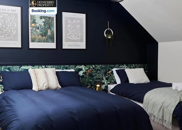 Spacious 4bdr House By Homebird Management Short Lets & Serviced With Private Parking & Garden Будинок відпочинку