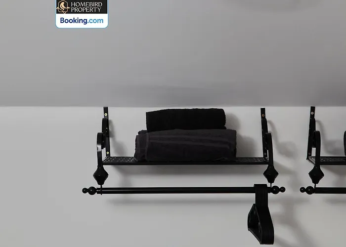 Spacious 4bdr House By Homebird Management Short Lets & Serviced With Private Parking & Garden Будинок відпочинку