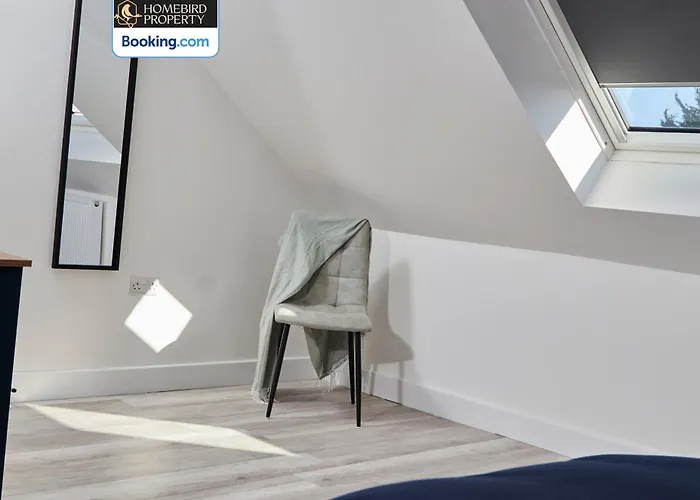 Spacious 4bdr House By Homebird Management Short Lets & Serviced With Private Parking & Garden Будинок відпочинку *