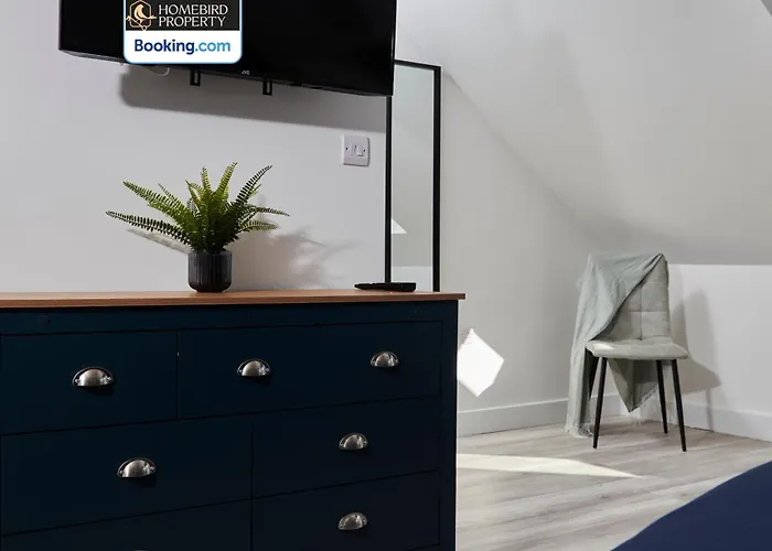 Spacious 4bdr House By Homebird Management Short Lets & Serviced With Private Parking & Garden * Лідс