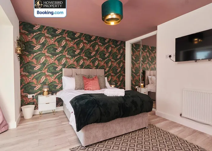 Будинок відпочинку Spacious 4bdr House By Homebird Management Short Lets & Serviced With Private Parking & Garden Лідс