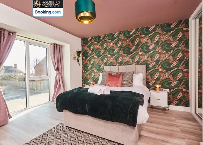 Spacious 4bdr House By Homebird Management Short Lets & Serviced With Private Parking & Garden Holiday home