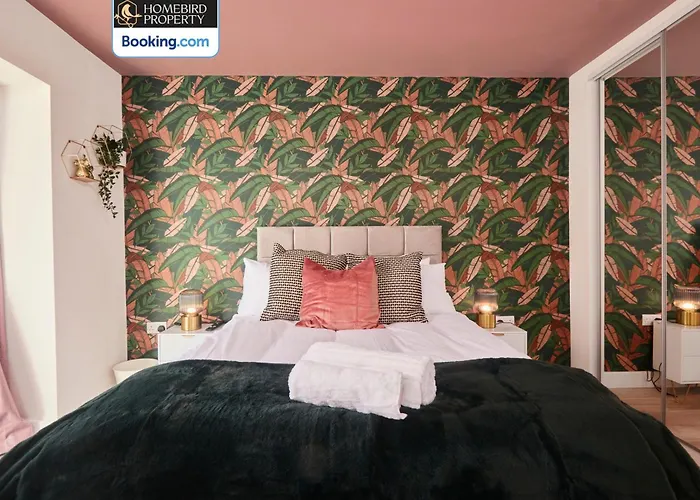 Spacious 4bdr House By Homebird Management Short Lets & Serviced With Private Parking & Garden * Лідс