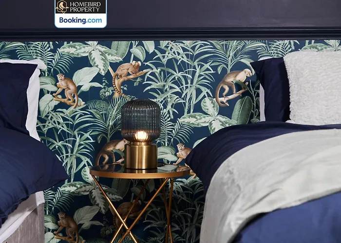 Holiday home Spacious 4bdr House By Homebird Management Short Lets & Serviced With Private Parking & Garden