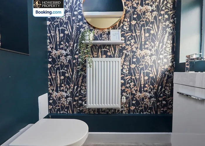 Spacious 4bdr House By Homebird Management Short Lets & Serviced With Private Parking & Garden Лідс