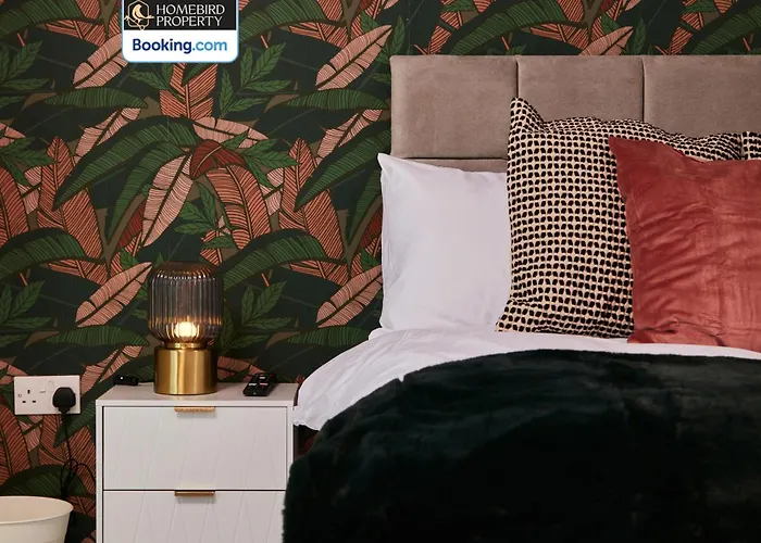 Spacious 4bdr House By Homebird Management Short Lets & Serviced With Private Parking & Garden * Leeds (West Yorkshire)