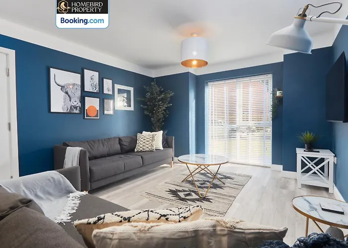 Spacious 4bdr House By Homebird Management Short Lets & Serviced With Private Parking & Garden Будинок відпочинку *