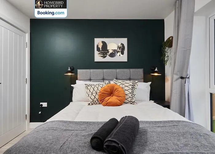 Будинок відпочинку Spacious 4bdr House By Homebird Management Short Lets & Serviced With Private Parking & Garden Лідс