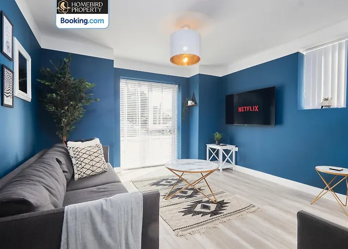 Holiday home Spacious 4bdr House By Homebird Management Short Lets & Serviced With Private Parking & Garden