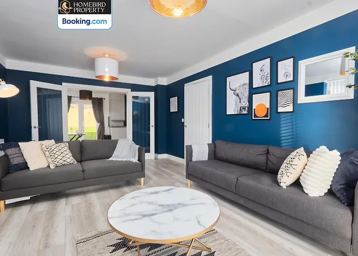 Spacious 4bdr House By Homebird Management Short Lets & Serviced With Private Parking & Garden