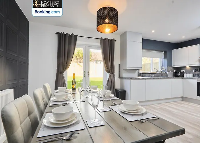 Будинок відпочинку Spacious 4bdr House By Homebird Management Short Lets & Serviced With Private Parking & Garden