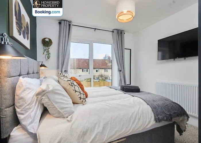 Spacious 4bdr House By Homebird Management Short Lets & Serviced With Private Parking & Garden Будинок відпочинку